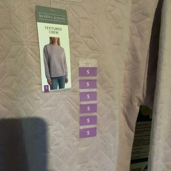 Berkeley Jensen Womens Sweatshirt Size Small Purple Long Sleeves with a design - Picture 3 of 7